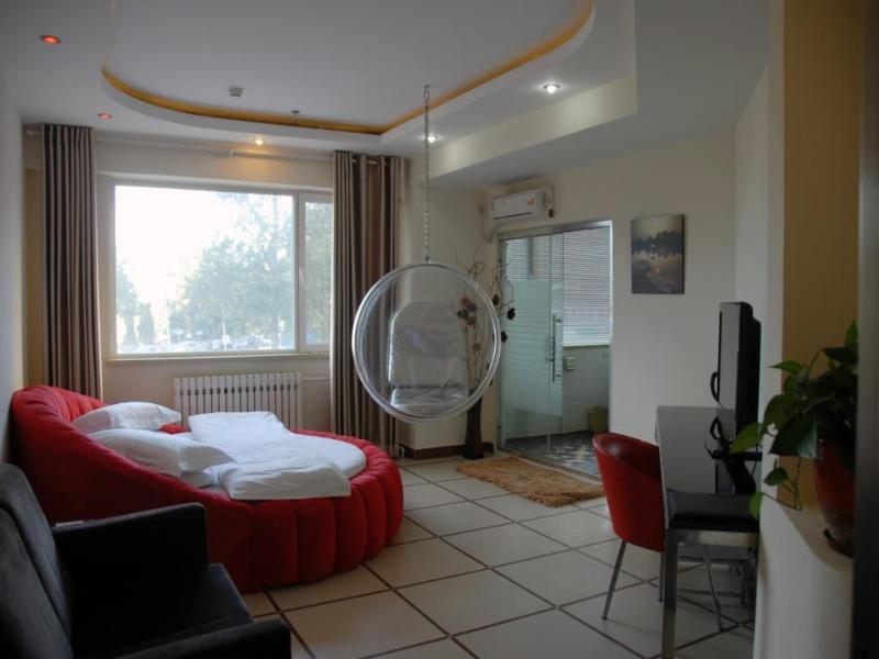 Super 8 Birds Nest Hotel